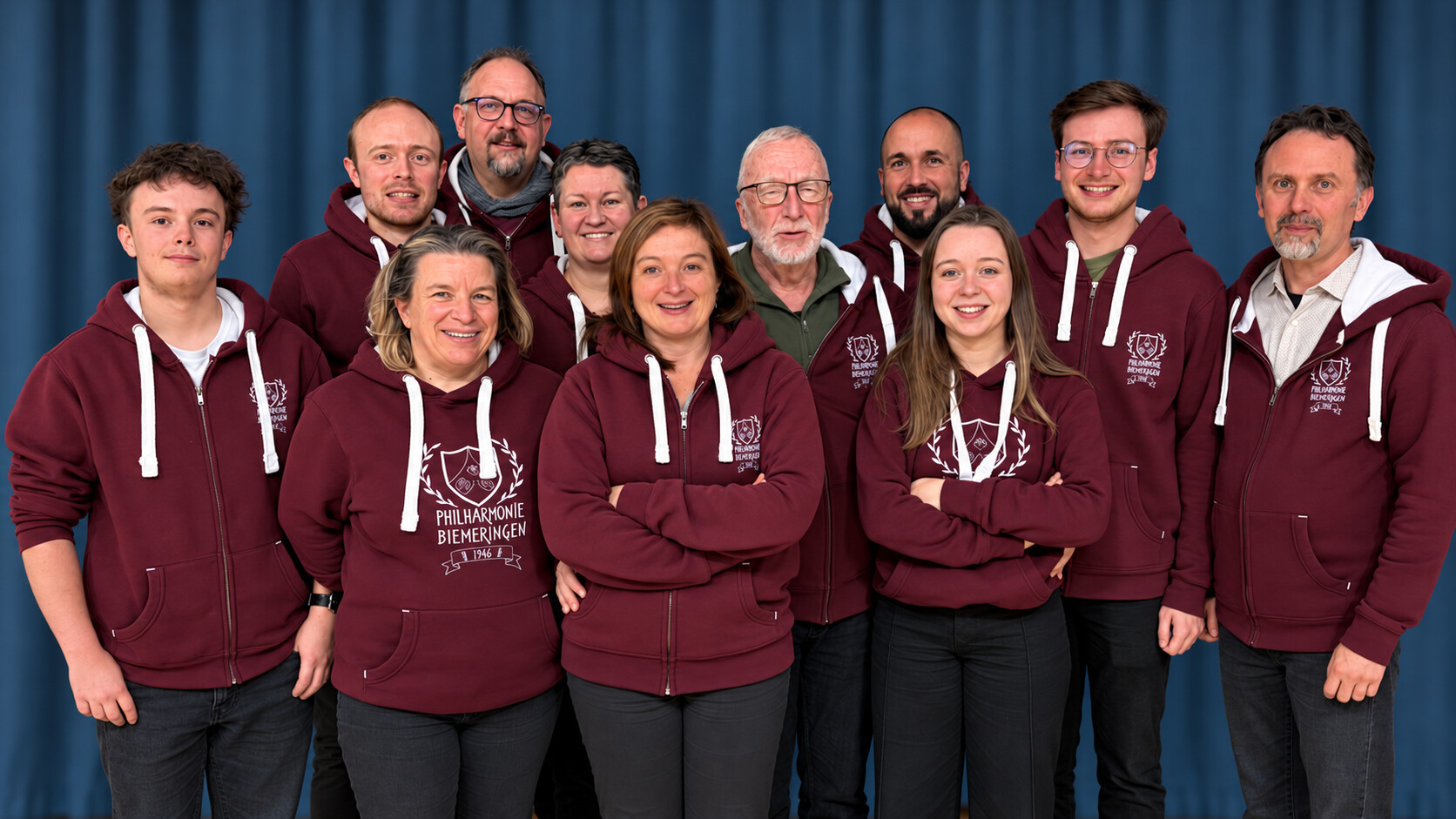 Les membres du comité de la Philharmonie réunis avec les sweats bordeaux de l’association